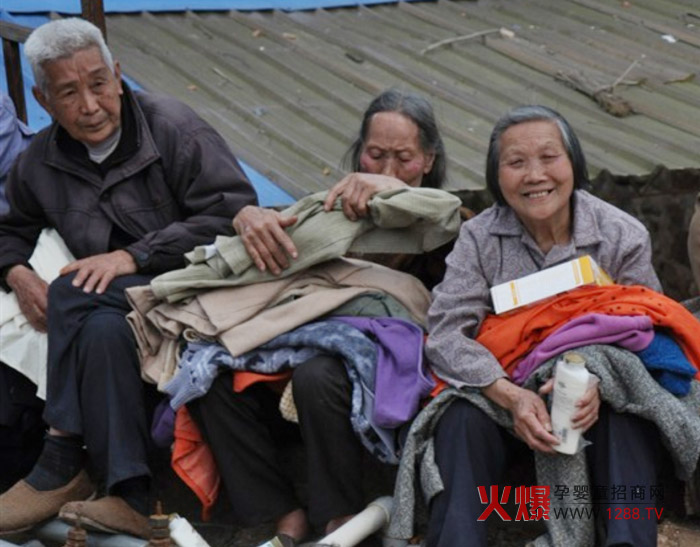 貝寧食品與聯(lián)建建設(shè)集團攜手給連州山區(qū)送溫暖