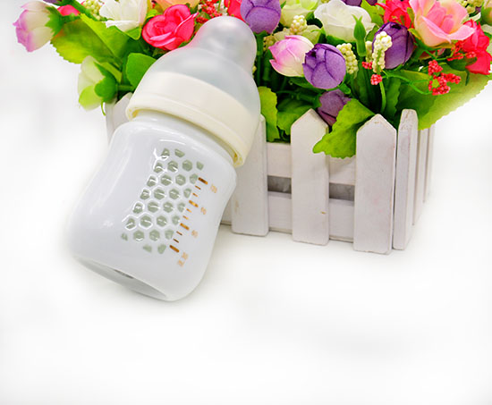 貝斯比玲瓏瓷異形寬口自動(dòng)奶瓶白色